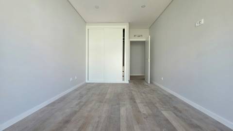 MORADIA T5 TÉRREA NOVA em SANTO ISIDORO