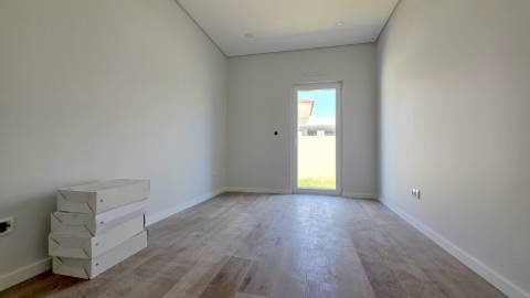 MORADIA T5 TÉRREA NOVA em SANTO ISIDORO