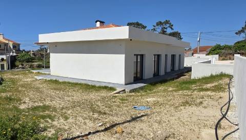 MORADIA T5 TÉRREA NOVA em SANTO ISIDORO