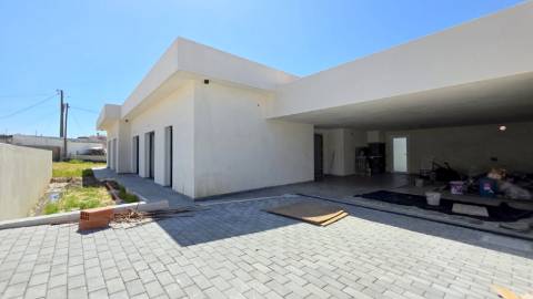 MORADIA T5 TÉRREA NOVA em SANTO ISIDORO