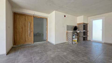 MORADIA T5 TÉRREA NOVA em SANTO ISIDORO