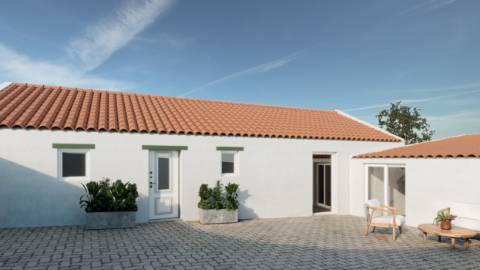 Moradia térrea com logradouro e pátio em São Pedro da Cadeira.