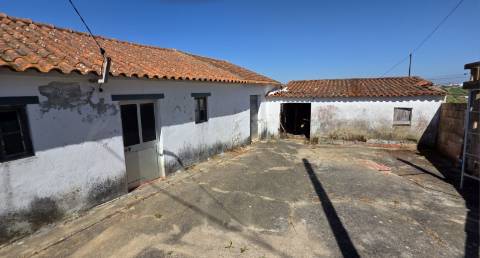 Moradia térrea com logradouro e pátio em São Pedro da Cadeira.