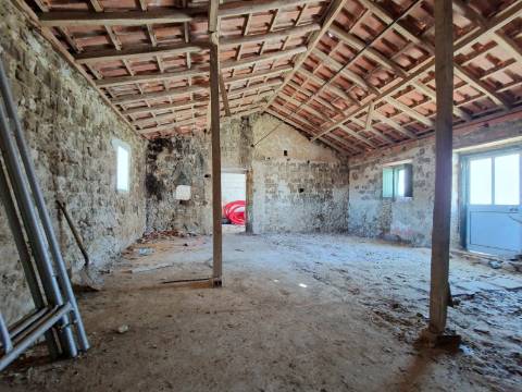 Moradia térrea com logradouro e pátio em São Pedro da Cadeira.