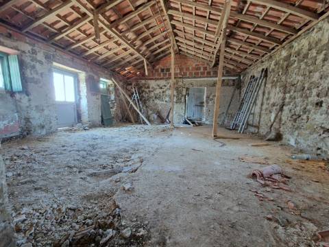 Moradia térrea com logradouro e pátio em São Pedro da Cadeira.