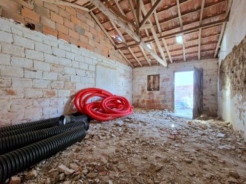 Moradia térrea com logradouro e pátio em São Pedro da Cadeira.