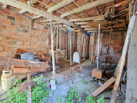 Moradia térrea com logradouro e pátio em São Pedro da Cadeira.