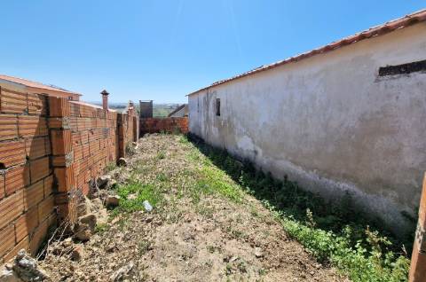 Moradia térrea com logradouro e pátio em São Pedro da Cadeira.