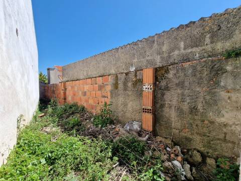 Moradia térrea com logradouro e pátio em São Pedro da Cadeira.