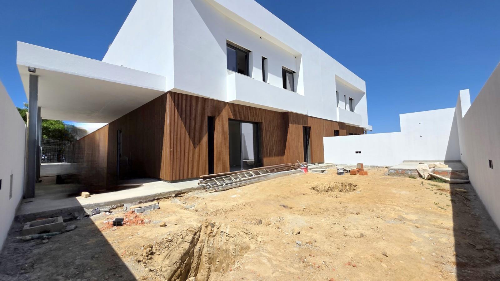 MORADIA GEMINADA T4 NOVA EM MAFRA