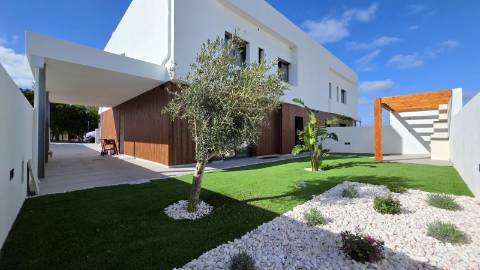 MORADIA T4 GEMINADA NOVA EM MAFRA.