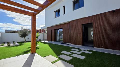 MORADIA T4 GEMINADA NOVA EM MAFRA.