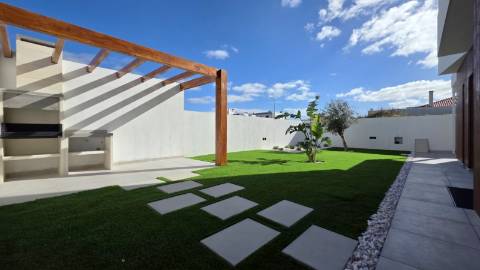 MORADIA T4 GEMINADA NOVA EM MAFRA.