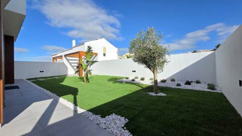 MORADIA T4 GEMINADA NOVA EM MAFRA.