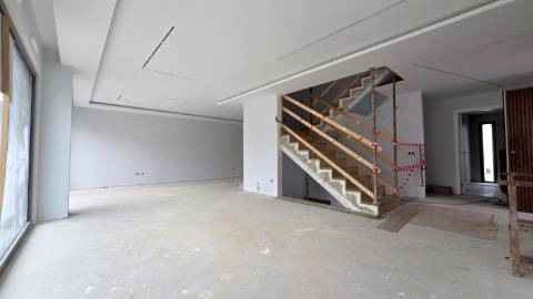 MORADIA T4 GEMINADA NOVA EM MAFRA.