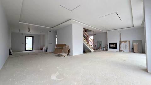 MORADIA T4 GEMINADA NOVA EM MAFRA.