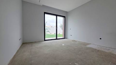 MORADIA T4 GEMINADA NOVA EM MAFRA.