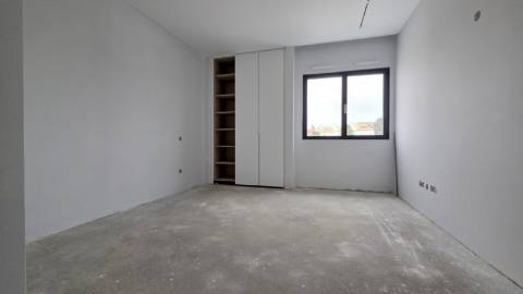 MORADIA T4 GEMINADA NOVA EM MAFRA.