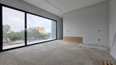 MORADIA T4 GEMINADA NOVA EM MAFRA.