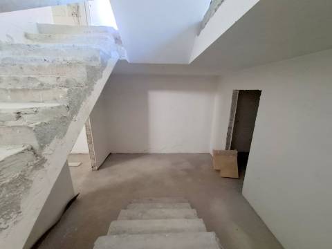 MORADIA T4 GEMINADA NOVA EM MAFRA.