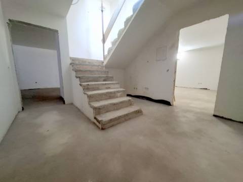 MORADIA T4 GEMINADA NOVA EM MAFRA.