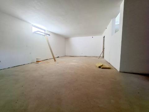 MORADIA T4 GEMINADA NOVA EM MAFRA.