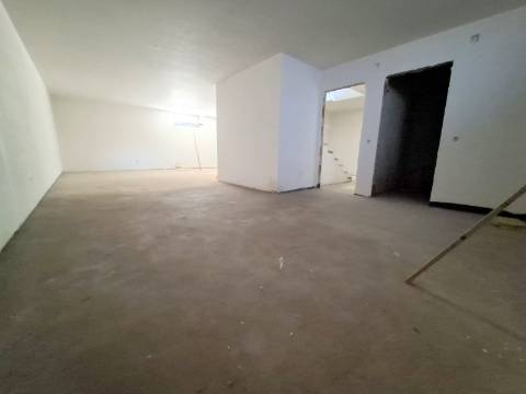 MORADIA T4 GEMINADA NOVA EM MAFRA.