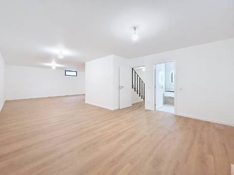 MORADIA T4 NOVA EM MAFRA.