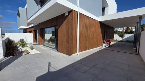 MORADIA T4 NOVA EM MAFRA.