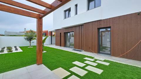 MORADIA T4 NOVA EM MAFRA.