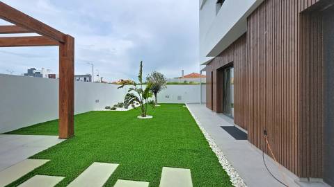 MORADIA T4 NOVA EM MAFRA.