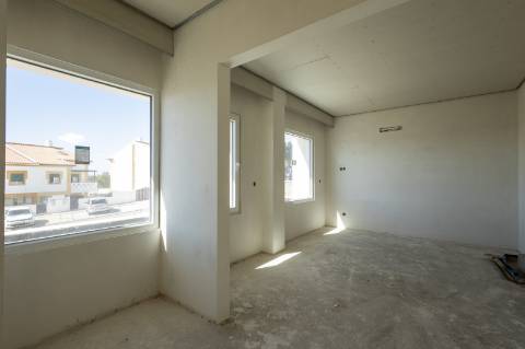 Moradia T4 nova com piscina e de Design moderno, em Mafra.