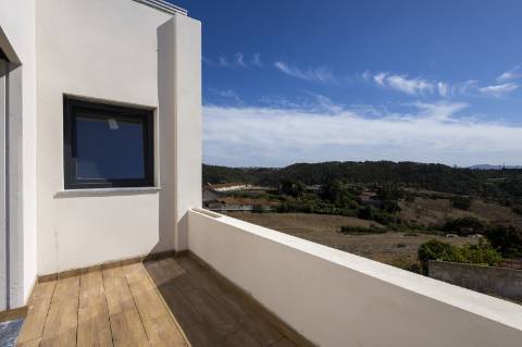 Moradia T4 nova com piscina e de Design moderno, em Mafra.