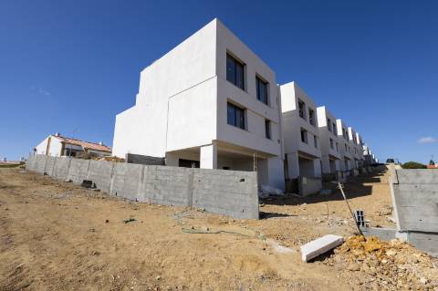 Moradia T4 nova com piscina e de Design moderno, em Mafra.