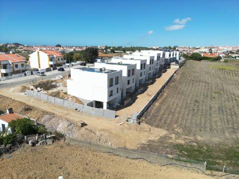 Moradia T4 nova com piscina e de Design moderno, em Mafra.