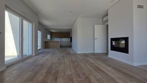 MORADIA T4 TÉRREA NOVA em SANTO ISIDORO