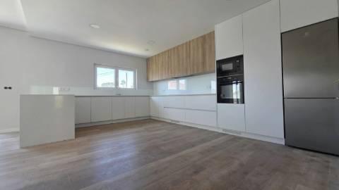 MORADIA T4 TÉRREA NOVA em SANTO ISIDORO