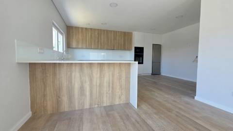 MORADIA T4 TÉRREA NOVA em SANTO ISIDORO