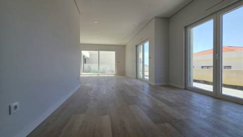 MORADIA T4 TÉRREA NOVA em SANTO ISIDORO