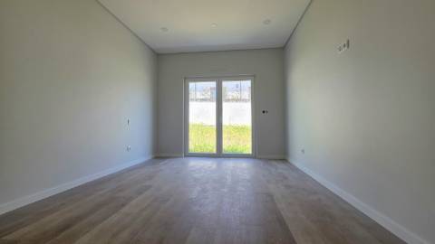 MORADIA T4 TÉRREA NOVA em SANTO ISIDORO