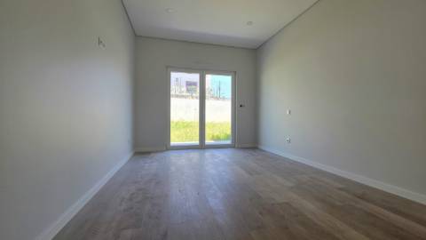 MORADIA T4 TÉRREA NOVA em SANTO ISIDORO