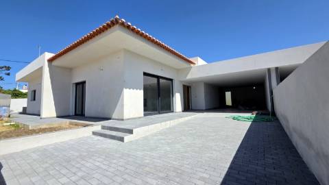 MORADIA T4 TÉRREA NOVA em SANTO ISIDORO