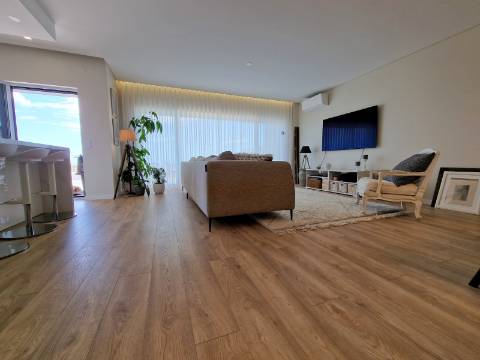 Apartamento T3 com terraço com 144,88 m2 e barbecue coberto - Ericeira