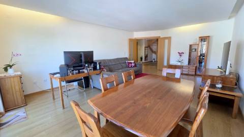 Apartamento T3 Duplex, com duas salas, usado na Malveira