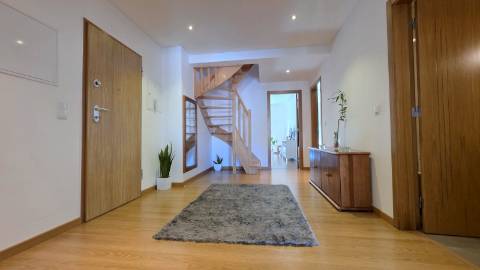 Apartamento T3 Duplex, com duas salas, usado na Malveira