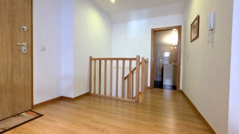 Apartamento T3 Duplex, com duas salas, usado na Malveira