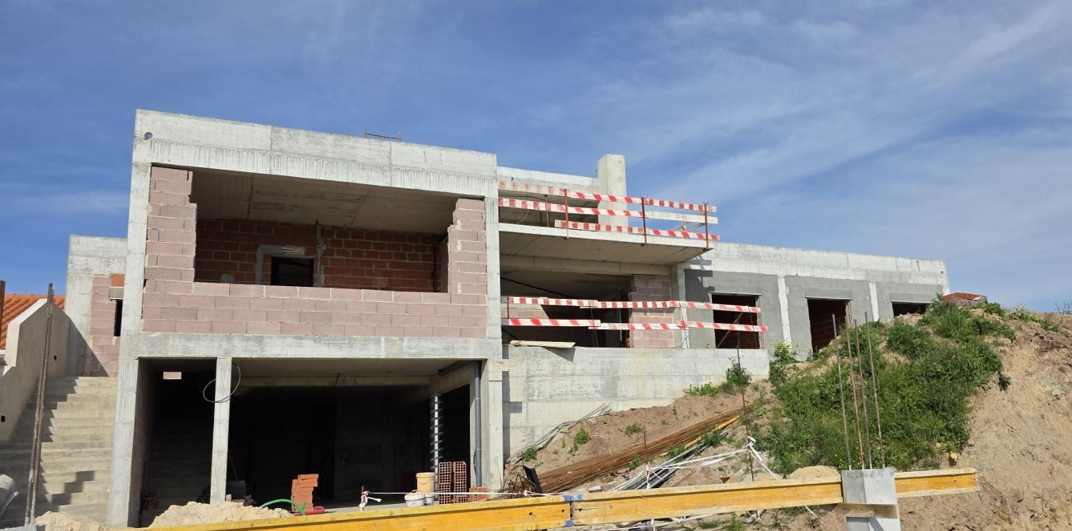 Moradia isolada T4+1 de arquitetura contemporânea na Ventosa - Torres Vedras.