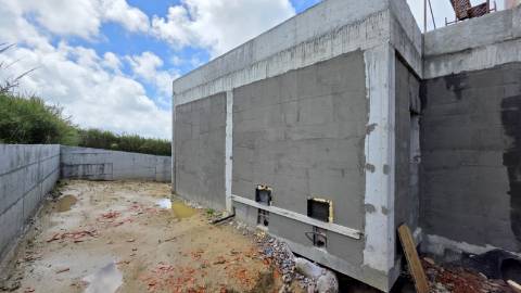 Moradia isolada T4+1 de arquitetura contemporânea na Ventosa - Torres Vedras.