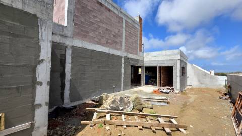 Moradia isolada T4+1 de arquitetura contemporânea na Ventosa - Torres Vedras.