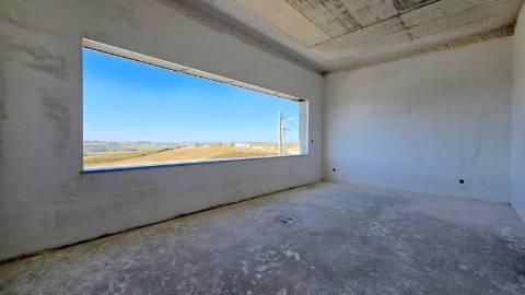 Moradia isolada T4+1 de arquitetura contemporânea na Ventosa - Torres Vedras.